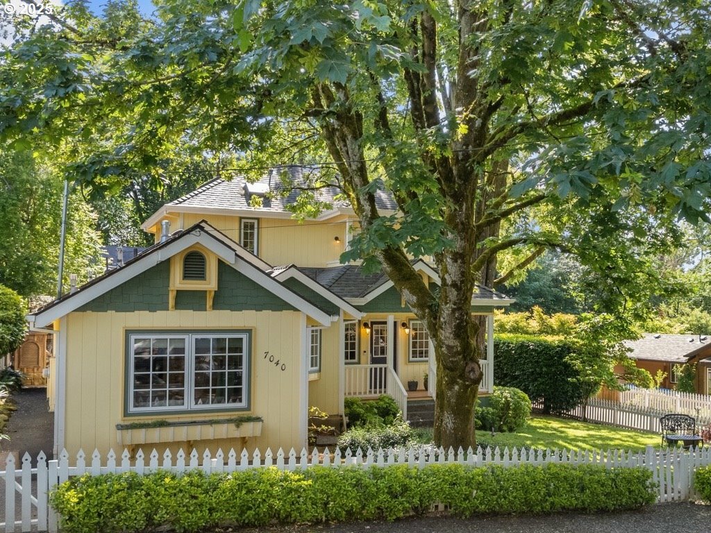 Property Photo: 7040 SW 31st Ave OR 97219