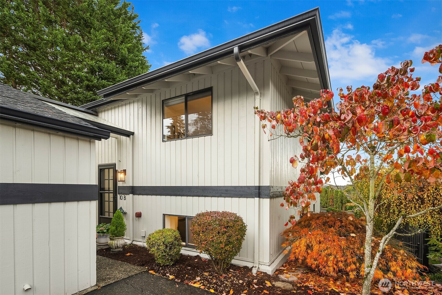 Property Photo: 10 18th Avenue 10B WA 98033