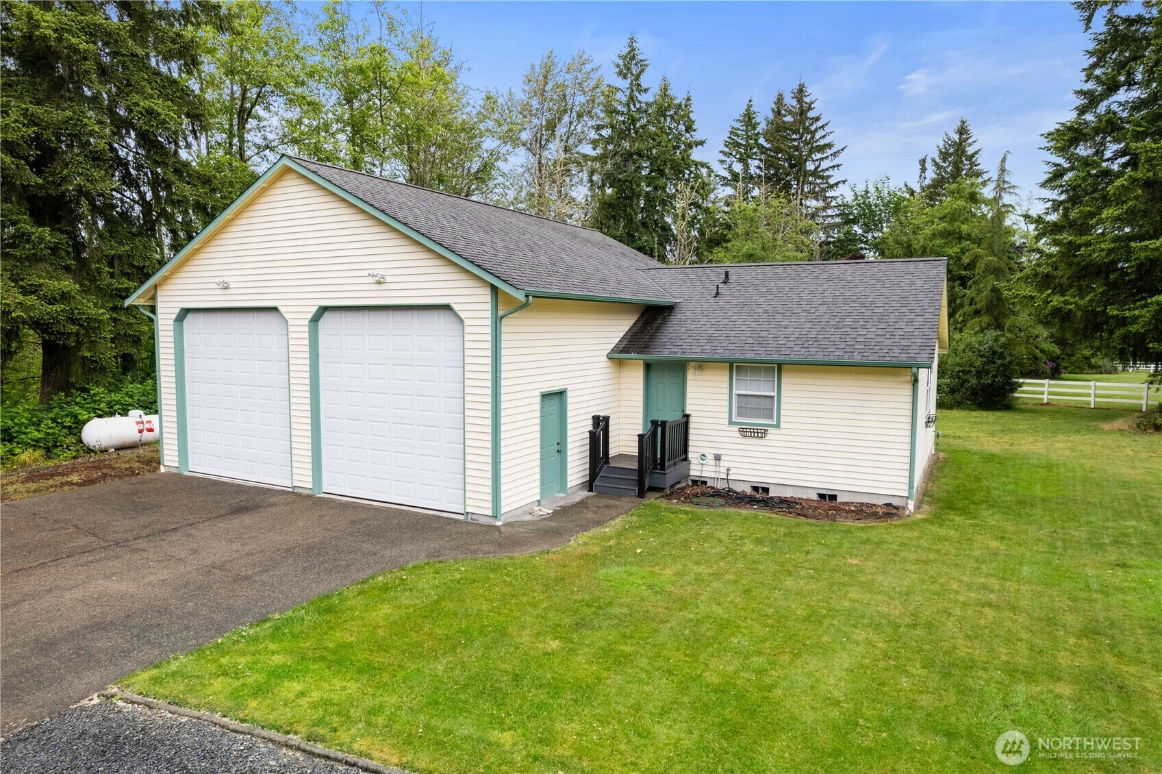 Property Photo: 27314 152nd Avenue E WA 98338