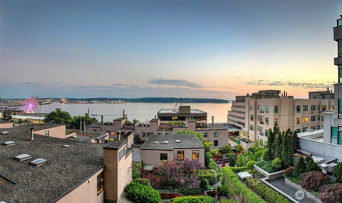 Property Photo:  2021  1st Avenue G4  WA 98121 
