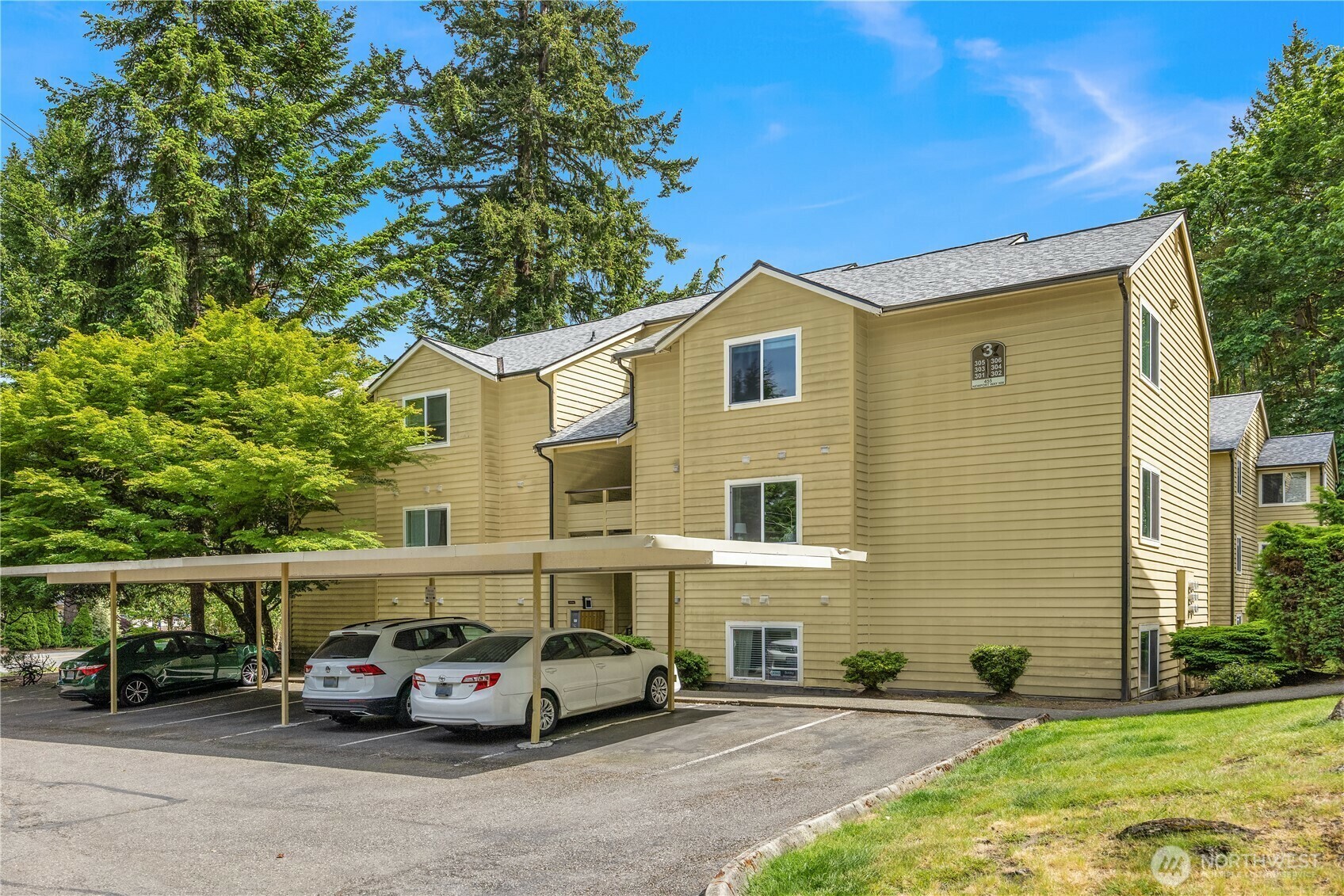 Property Photo: 455 Newport Way NW 306 WA 98027