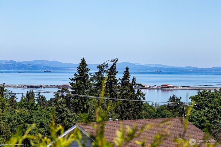 Property Photo:  1716 E 4th Street  WA 98362 
