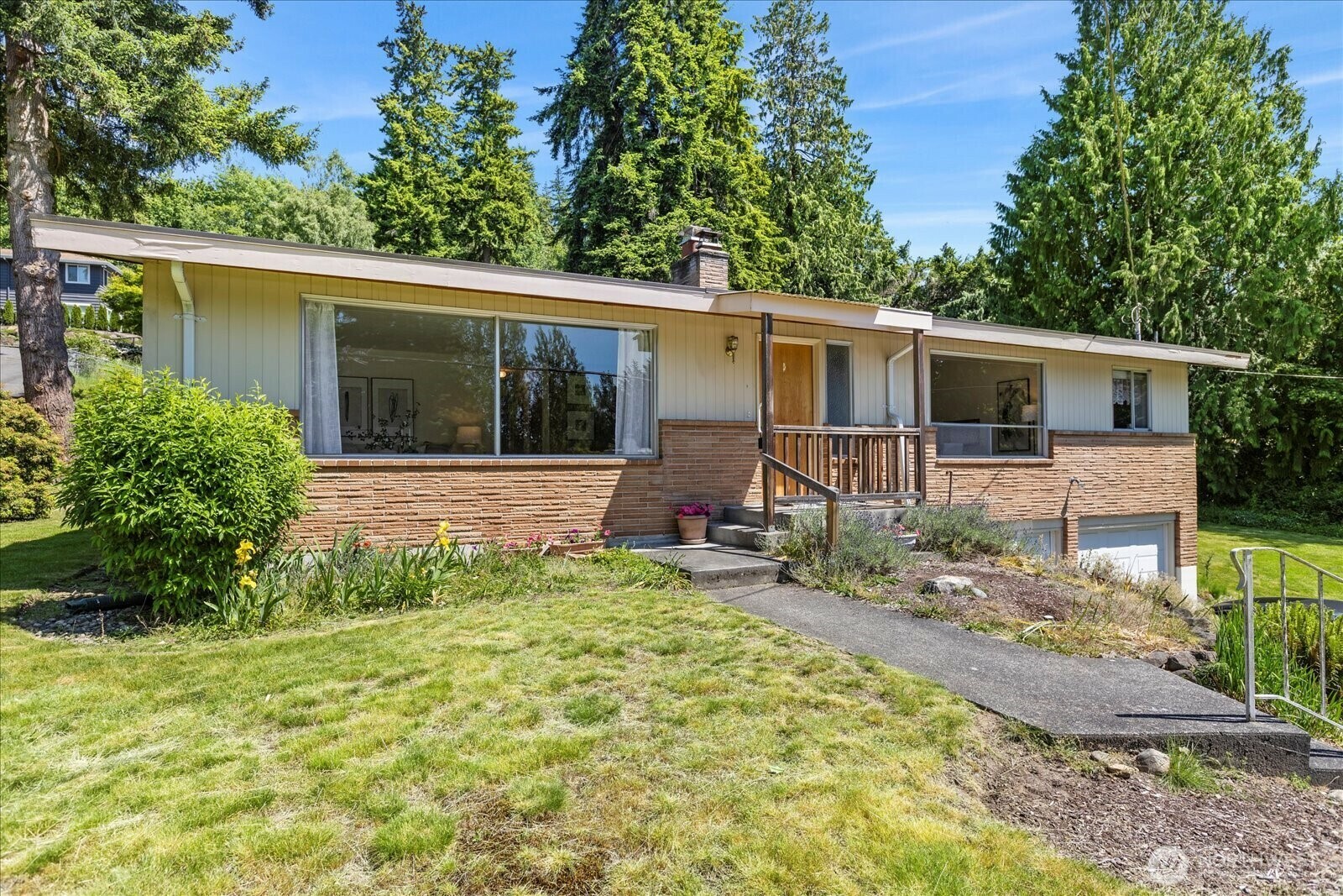 Property Photo: 1420 Olympic Ave WA 98020