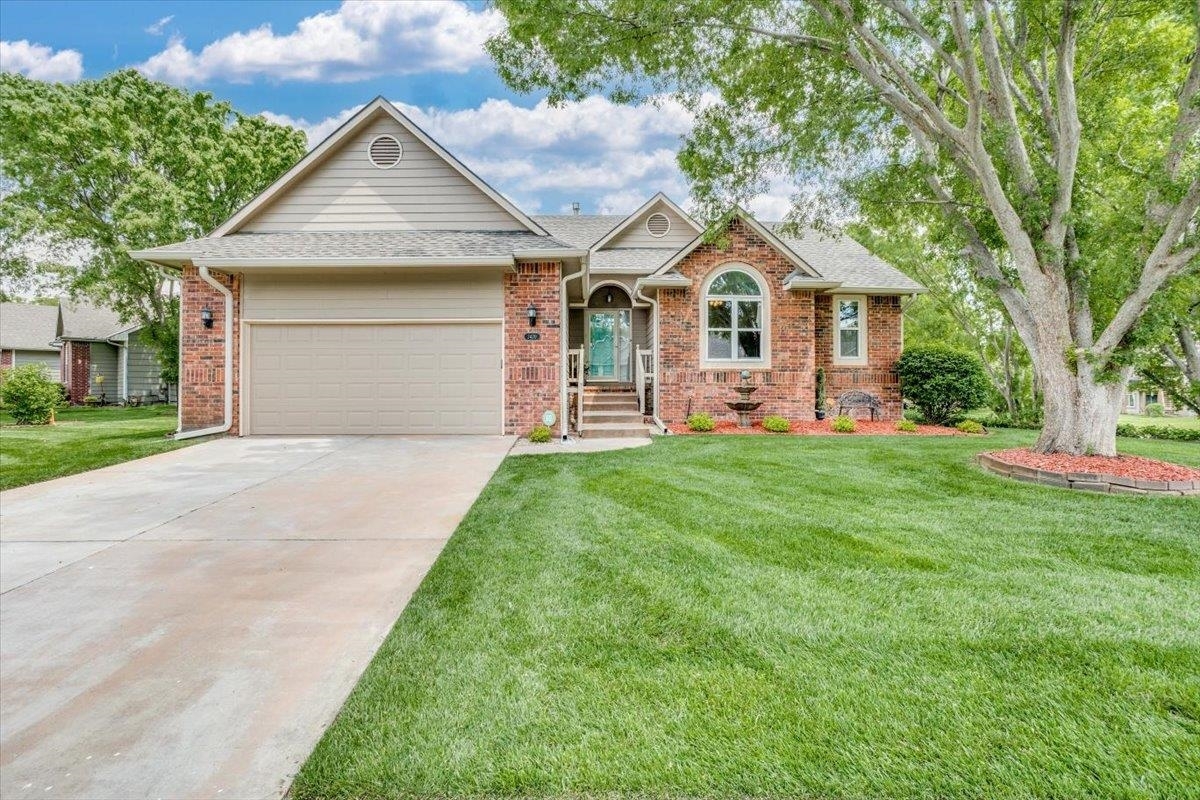 Property Photo: 2420 N Hazelwood St KS 67205
