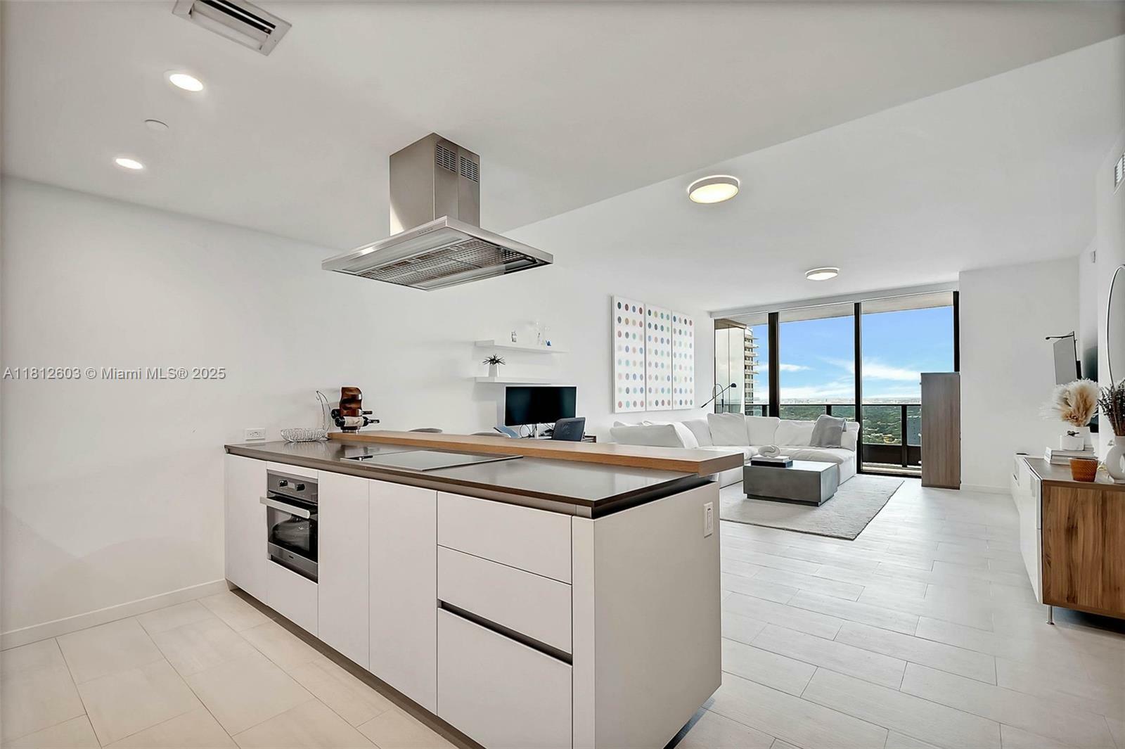 Property Photo:  1000 Brickell Plz 3206  FL 33131 
