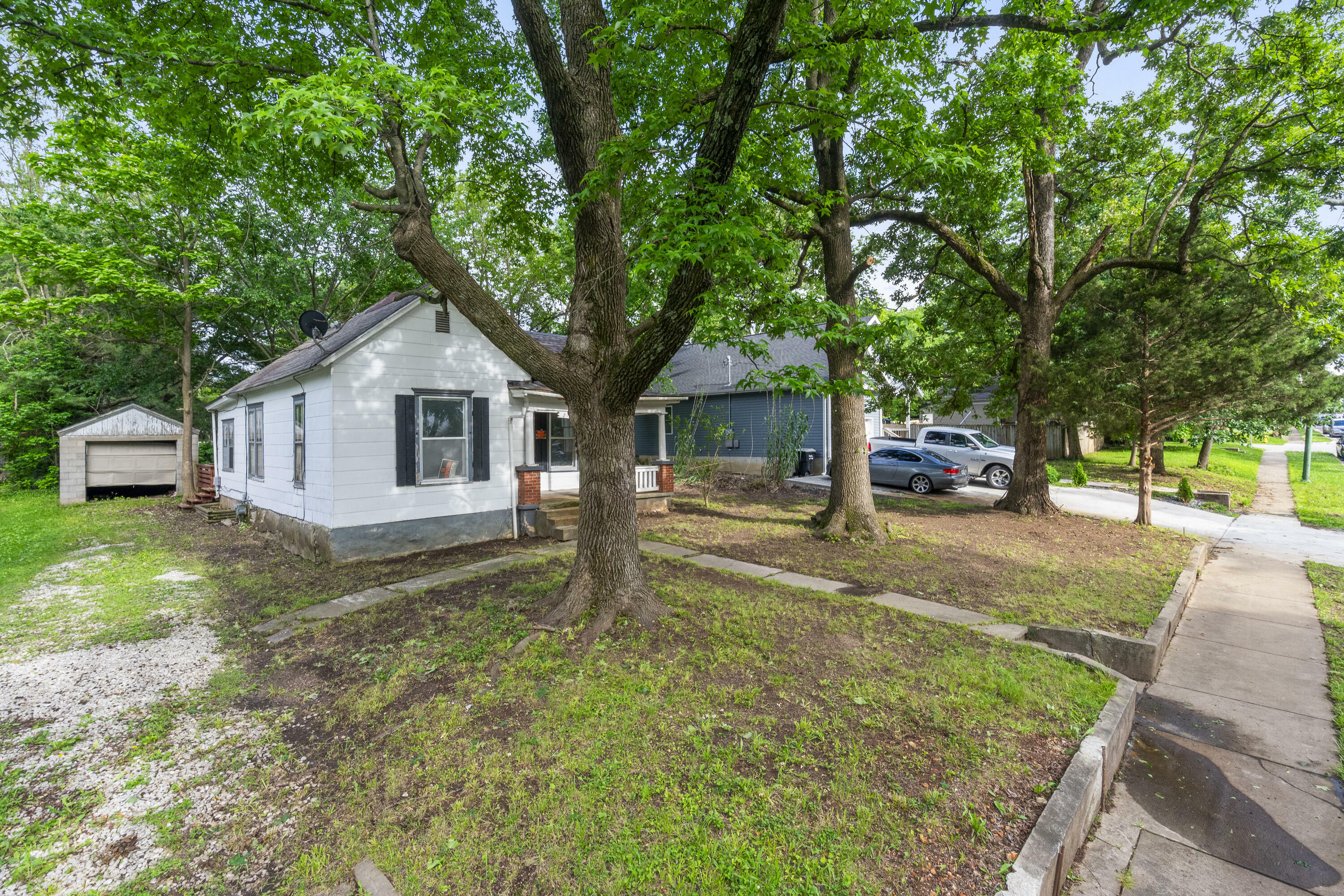 Property Photo:  2116 N Campbell Avenue  MO 65803 