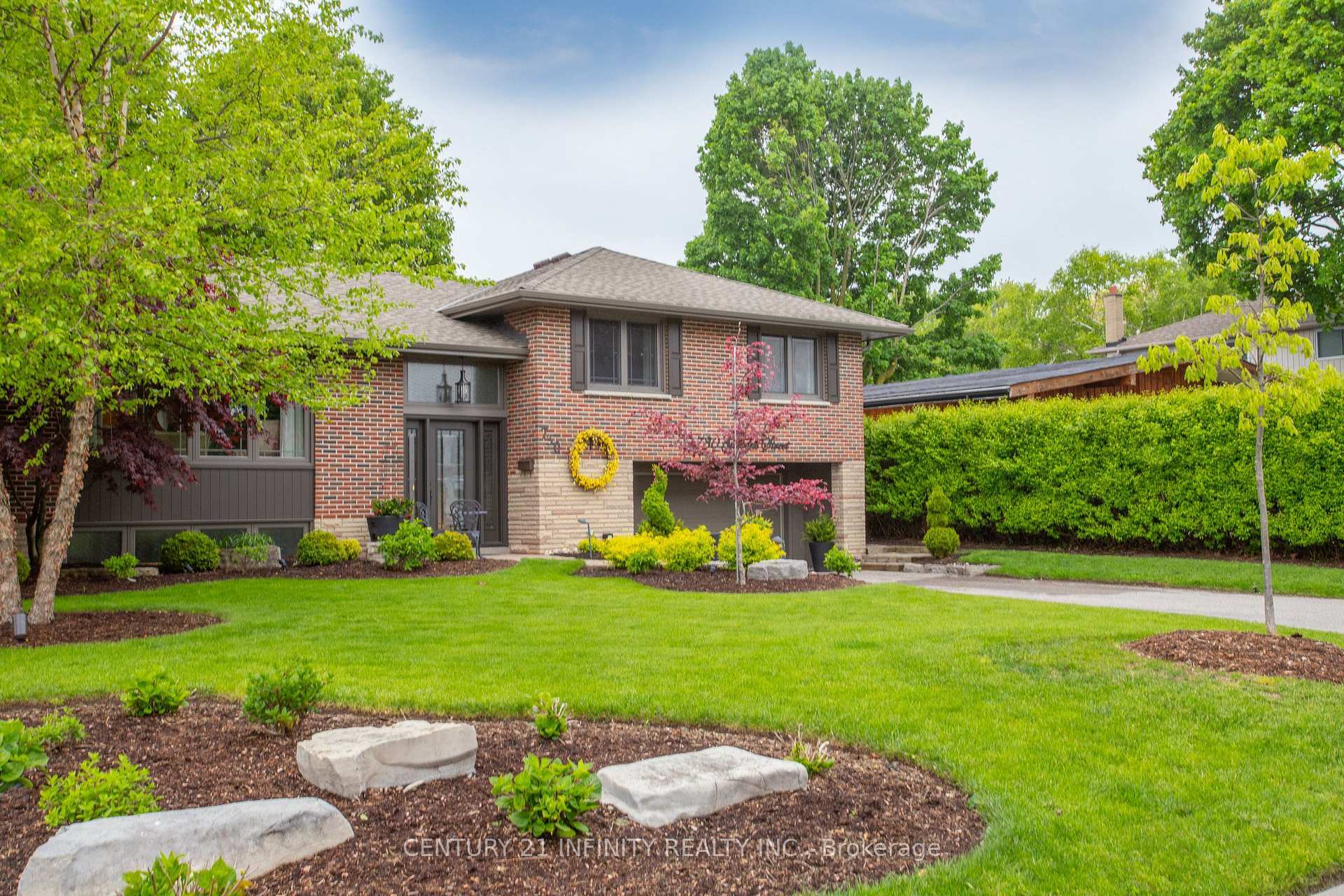 Property Photo:  730 Gibbons Street  ON L1J 5A2 