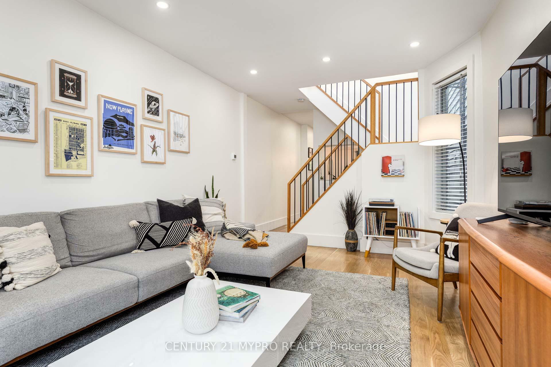 Photo de la propriété: 292 Highfield Road ON M4L 2V5
