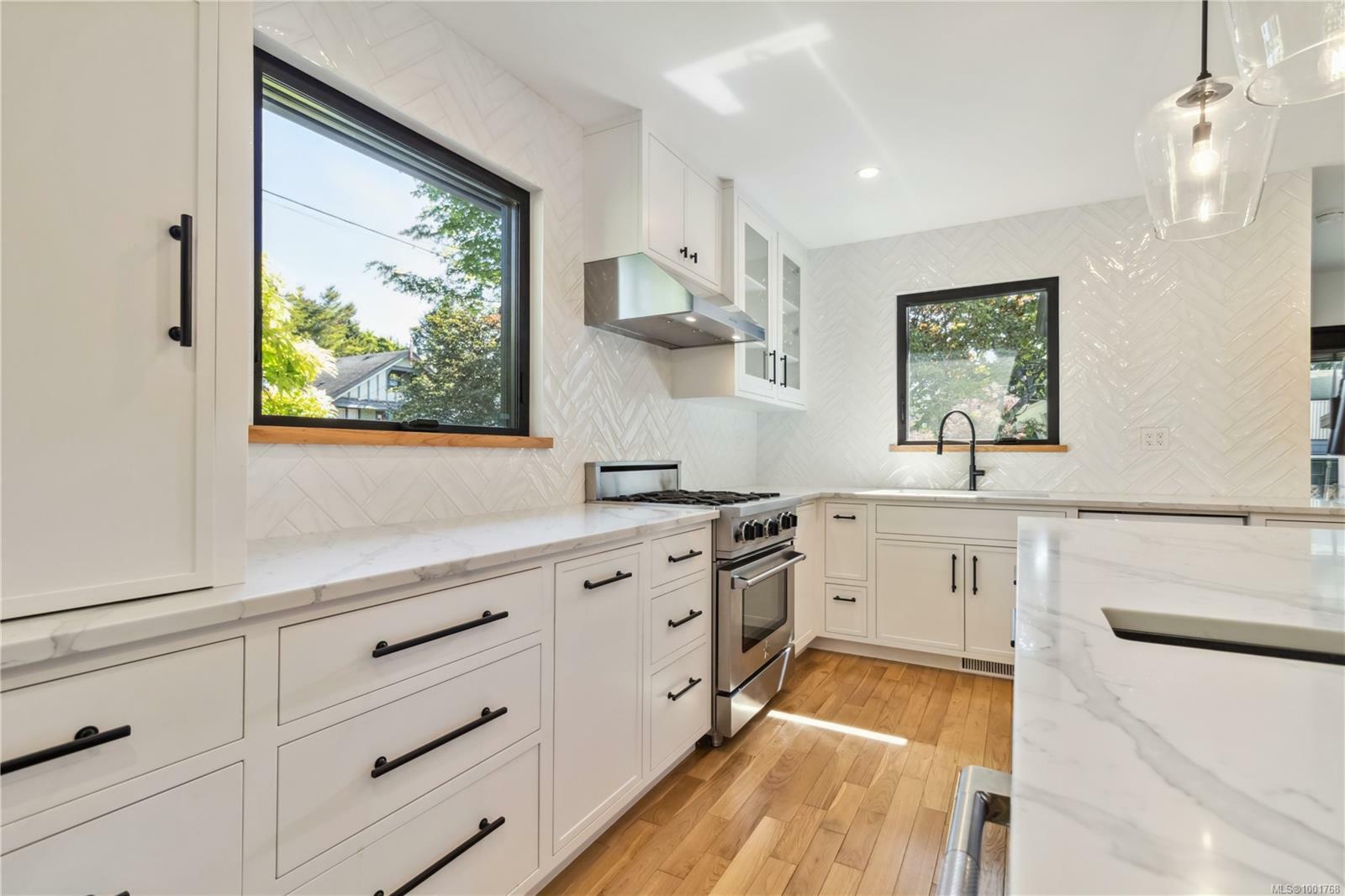 Property Photo: 325 Linden Ave BC V8V 4E8