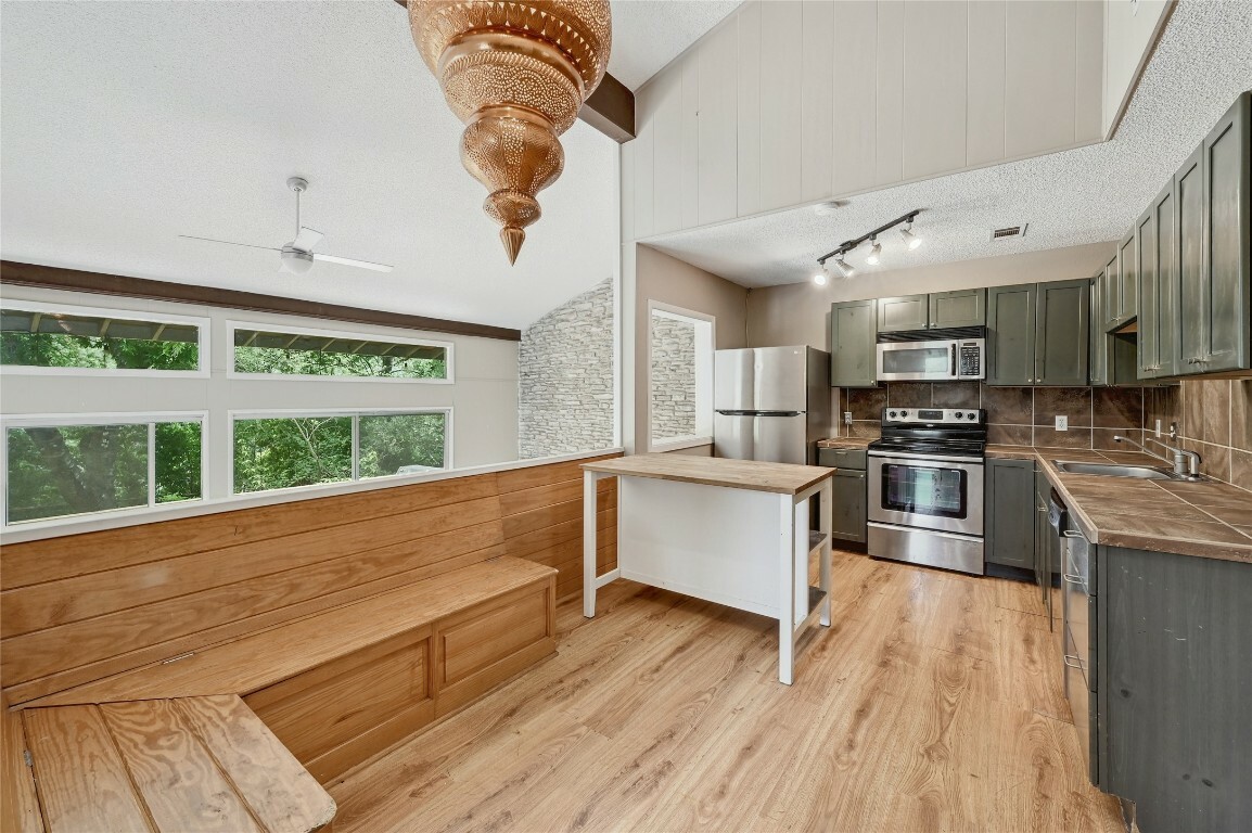 Property Photo: 907 The High Rd TX 78746