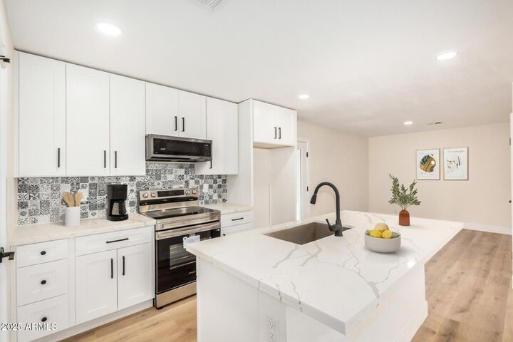 Property Photo: 1368 W 14th Street AZ 85281