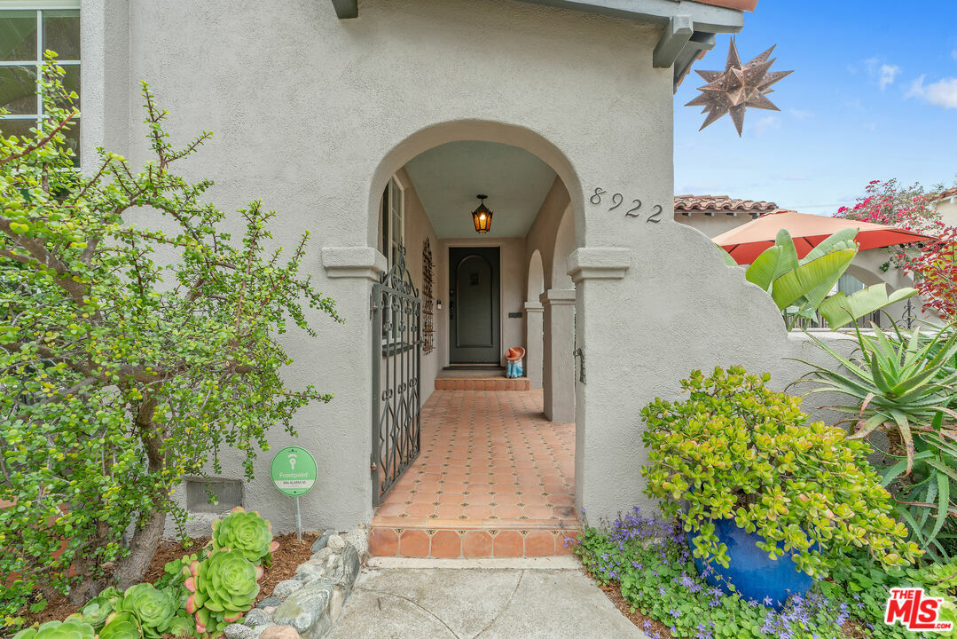 Property Photo: 8922 W 25th St CA 90034