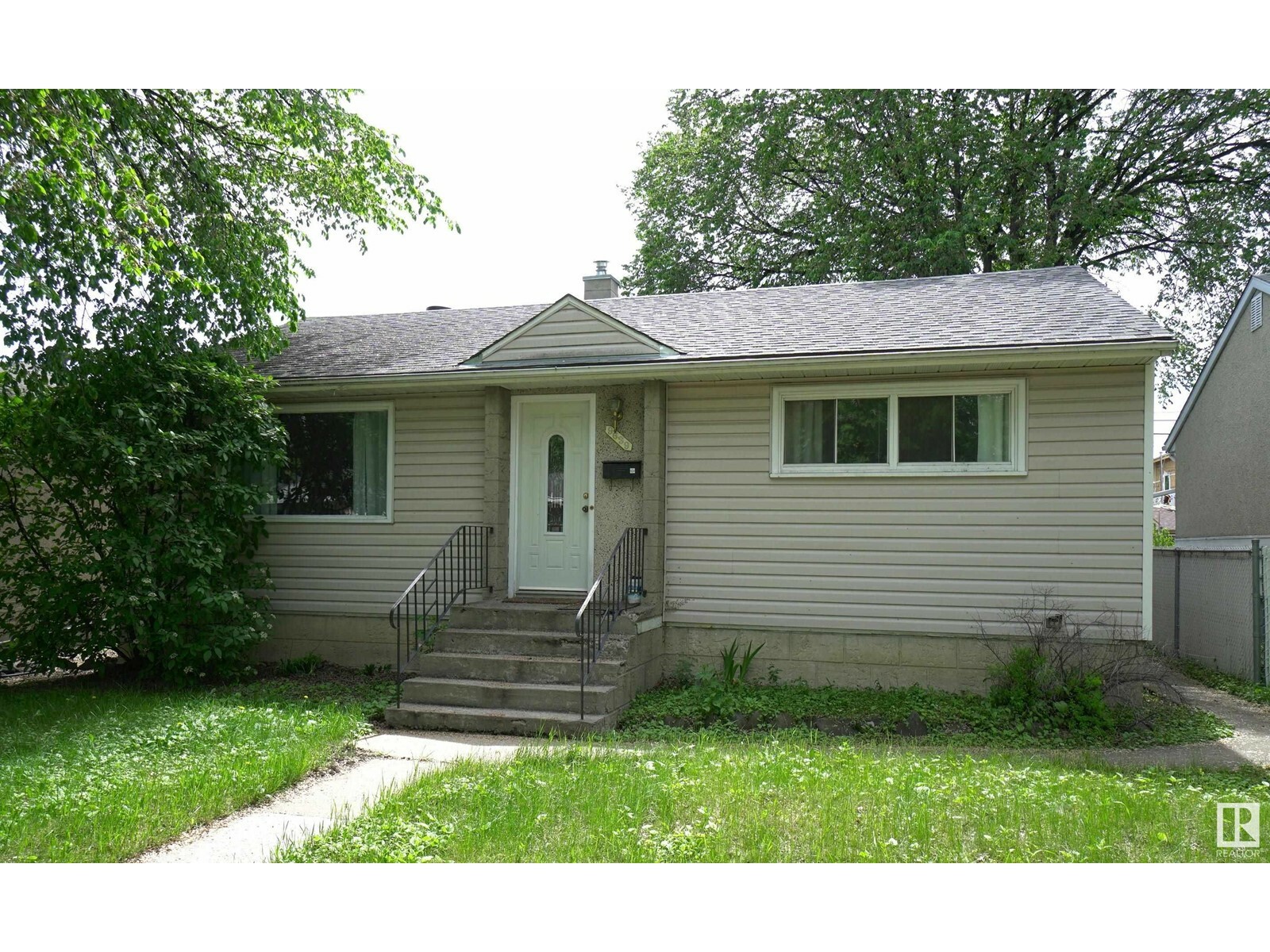 Property Photo: 9639 64 Av NW AB T6E 0J2