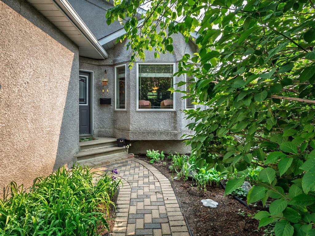 Property Photo: 38 Linmar Way MB R2J 4H6