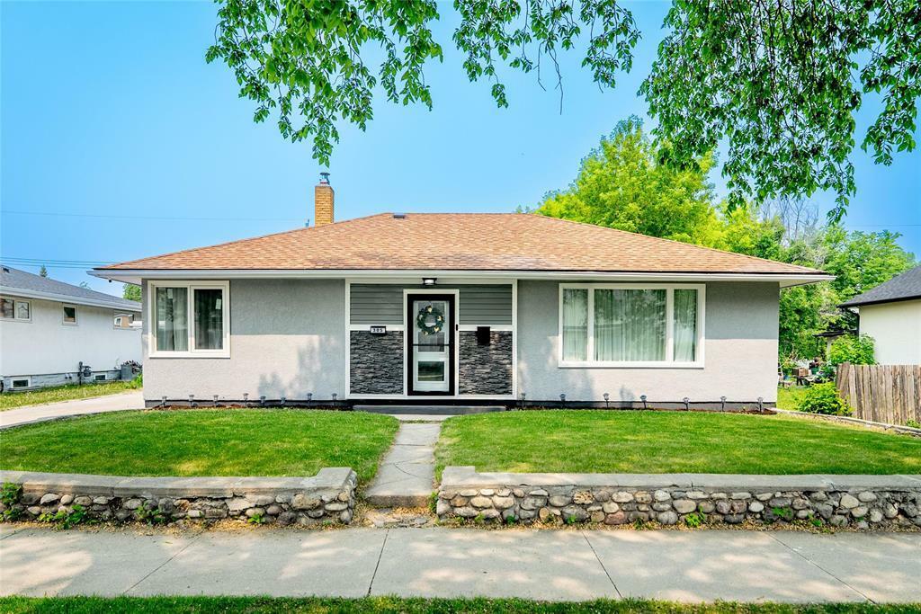 Property Photo:  305 McAdam Avenue  MB R2W 0B1 