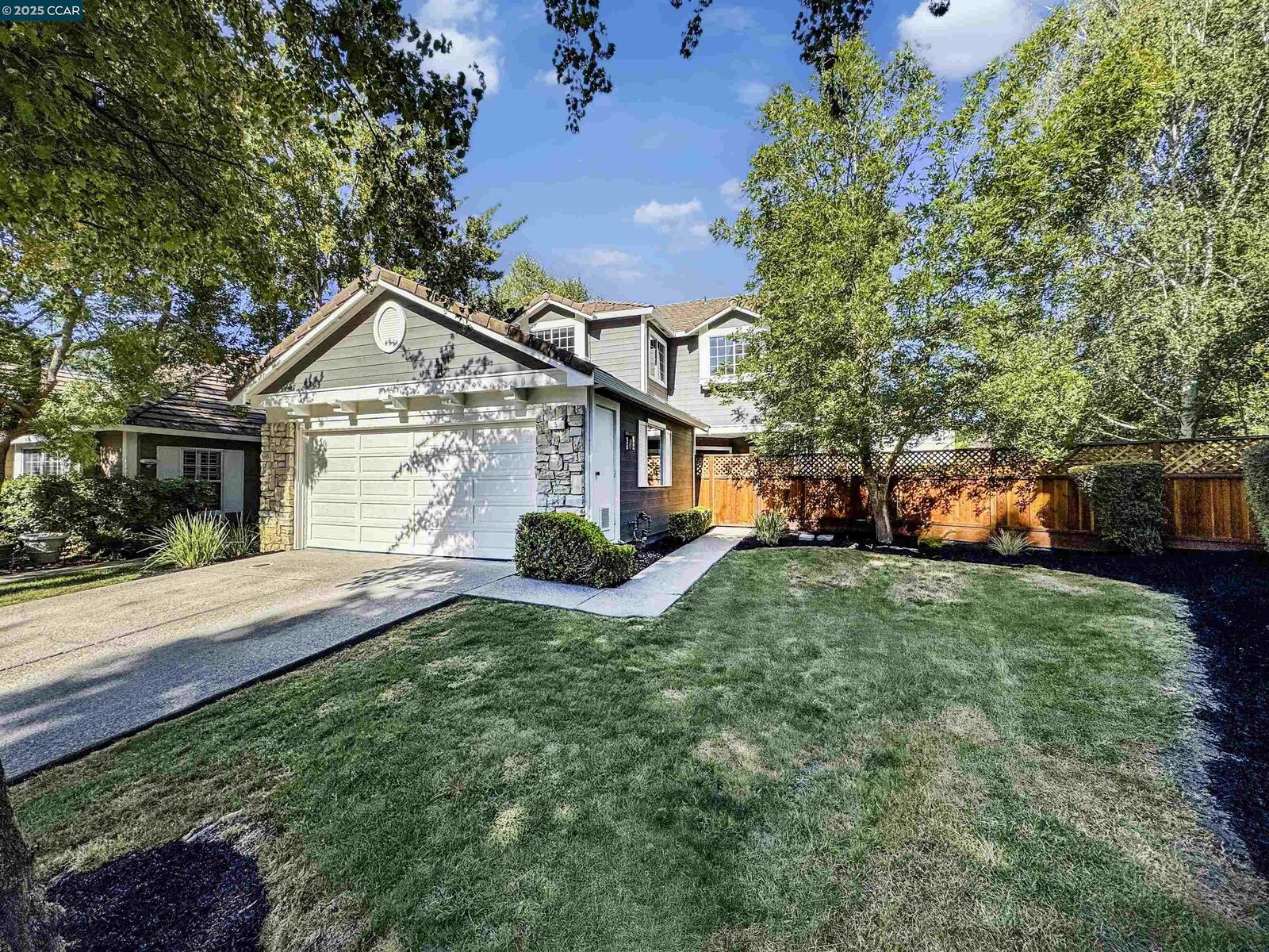 Property Photo: 5 Stuart Place CA 94526