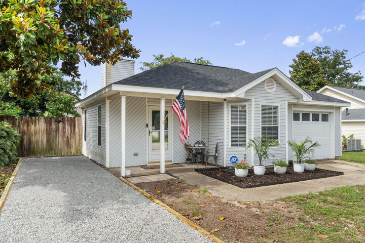 Property Photo: 407 Apple Drive FL 32536