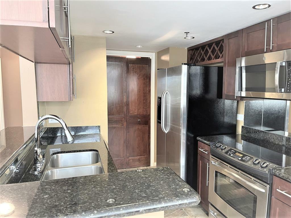 Property Photo:  3525 Sage Road 404  TX 77056 
