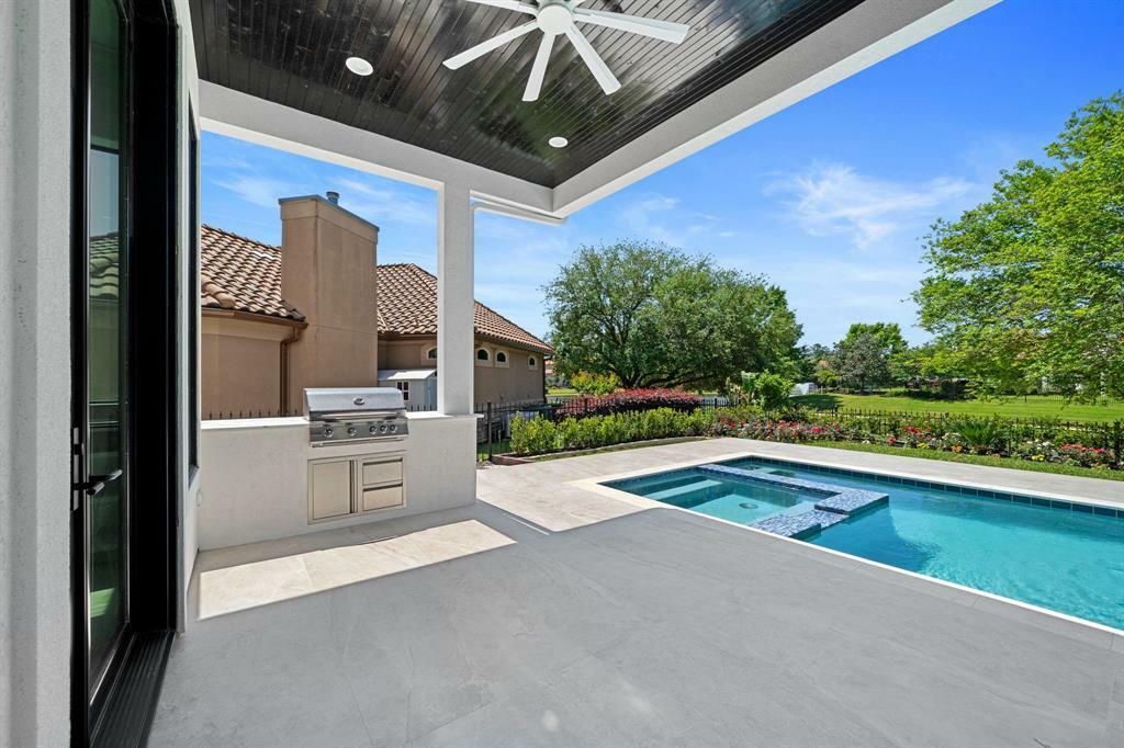Property Photo: 91 Lake Sterling Gate Drive TX 77379