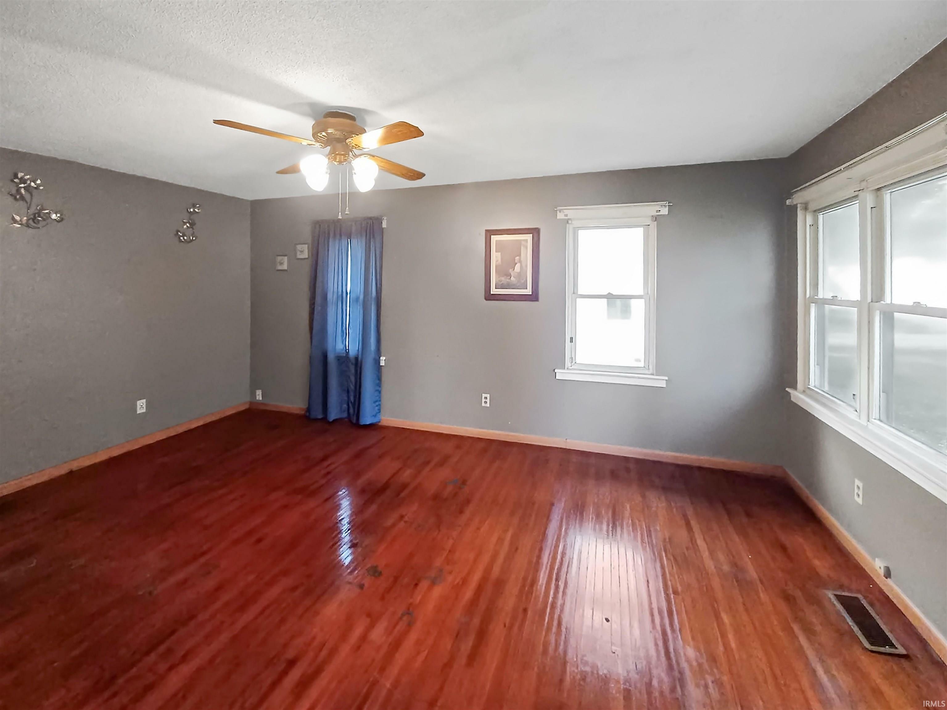 Property Photo: 2550 N Kentucky Avenue IN 47711