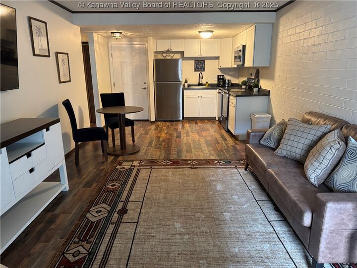 Property Photo: 2106 Kanawha Boulevard E 322 WV 25311