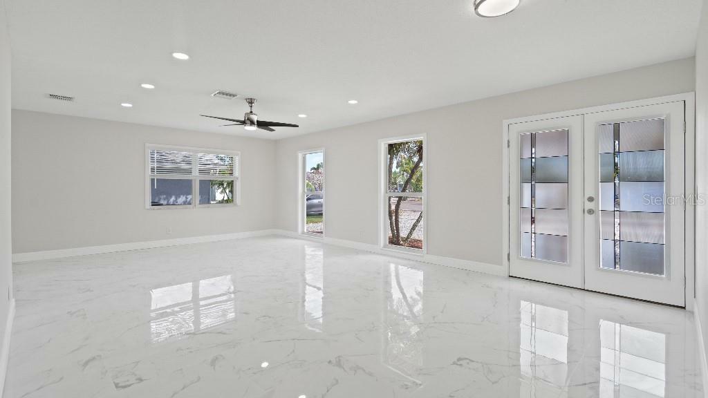 Property Photo: 1024 Spindle Palm Way FL 33572