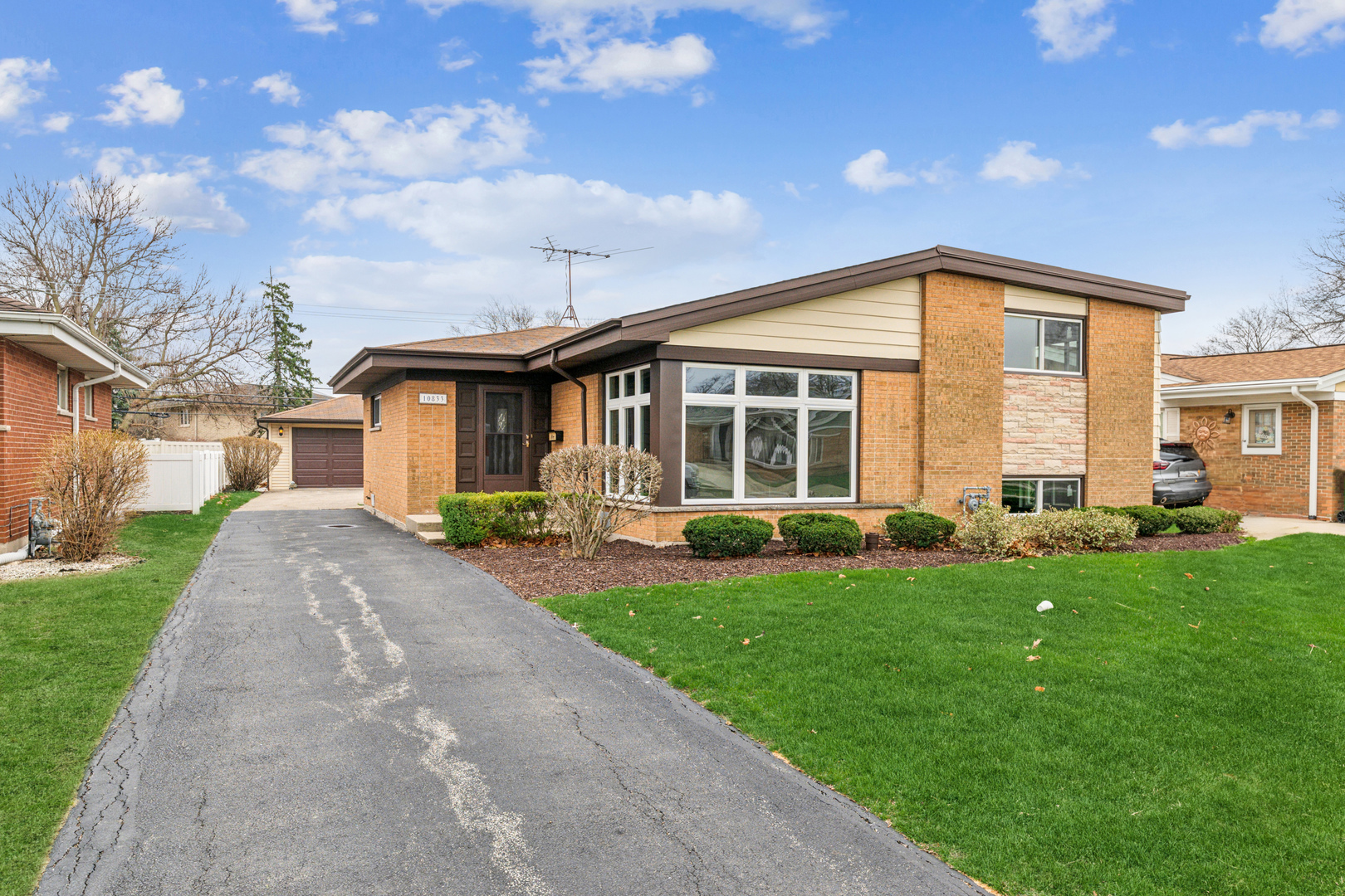 Property Photo: 10833 Martindale Drive IL 60154