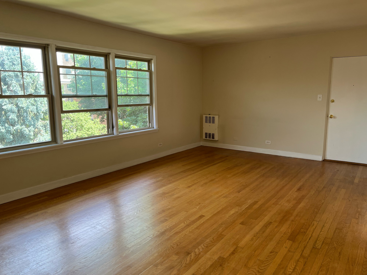 Property Photo: 7530 N Ridge Boulevard 3W IL 60645