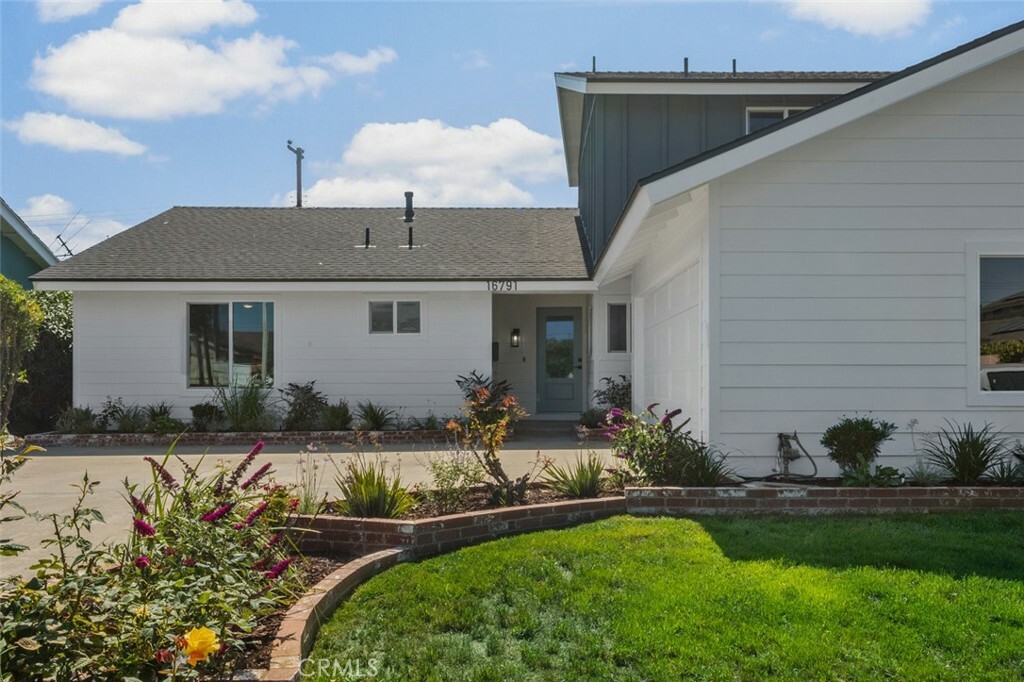 Property Photo: 16791 Glenhaven Lane CA 92647