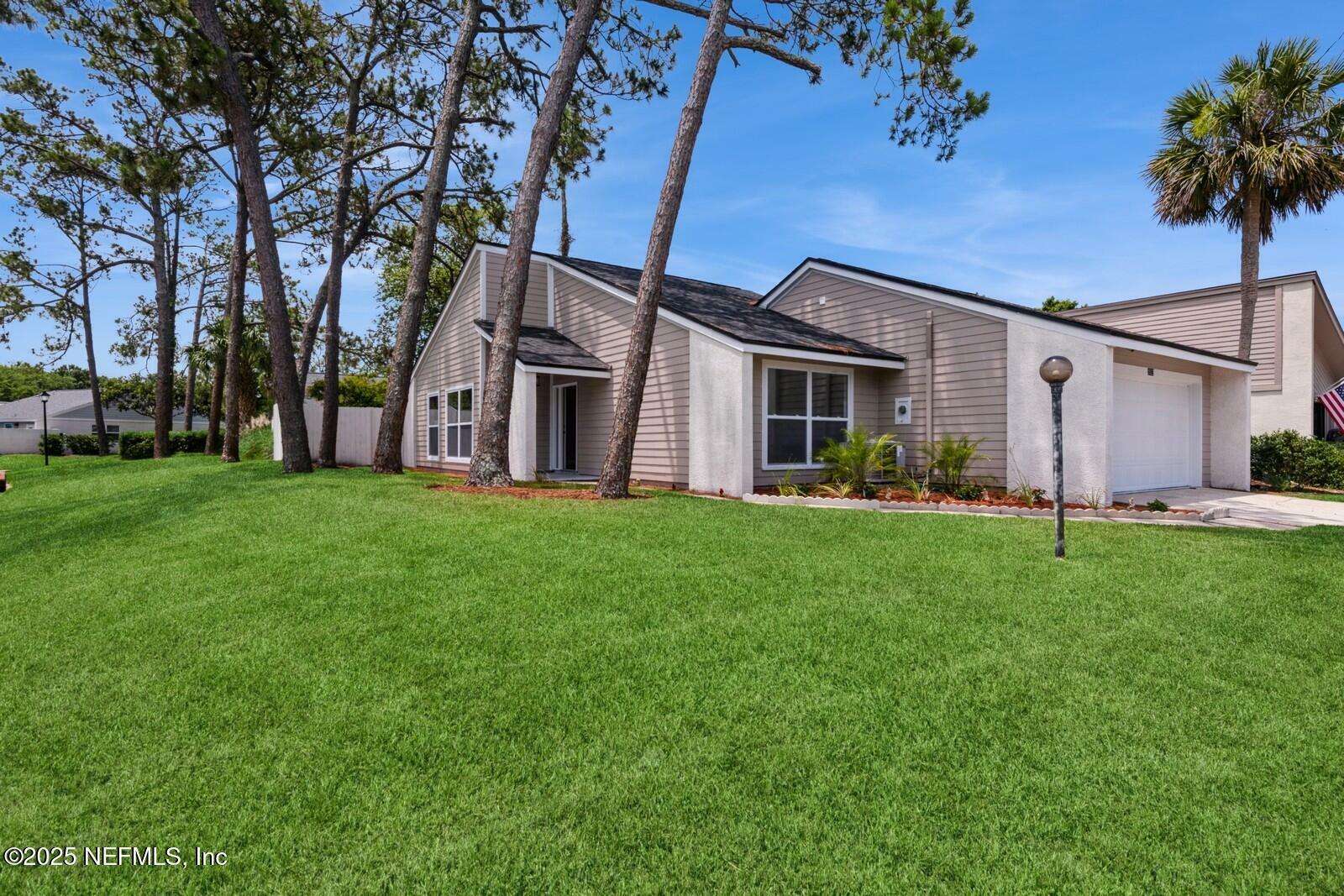 Property Photo: 2522 Dauphine Court W FL 32082