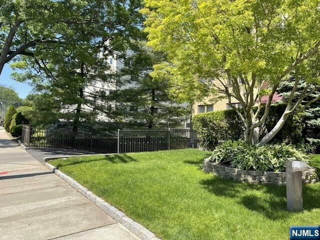 Property Photo:  300 Lookout Avenue B6  NJ 07601 
