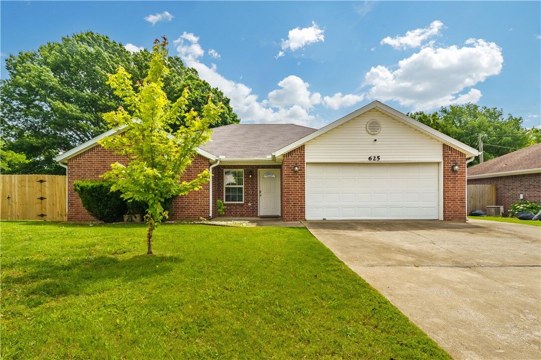 Property Photo:  625 Prairie Street  AR 72745 