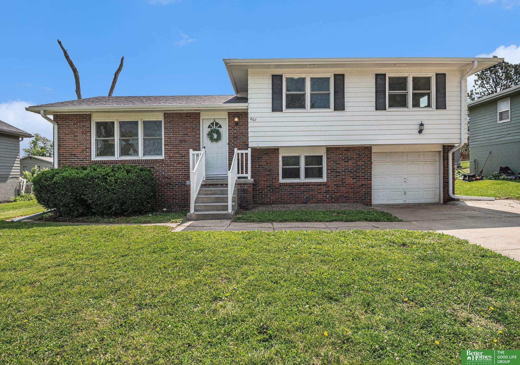 Property Photo: 807 S Grandview Avenue NE 68046