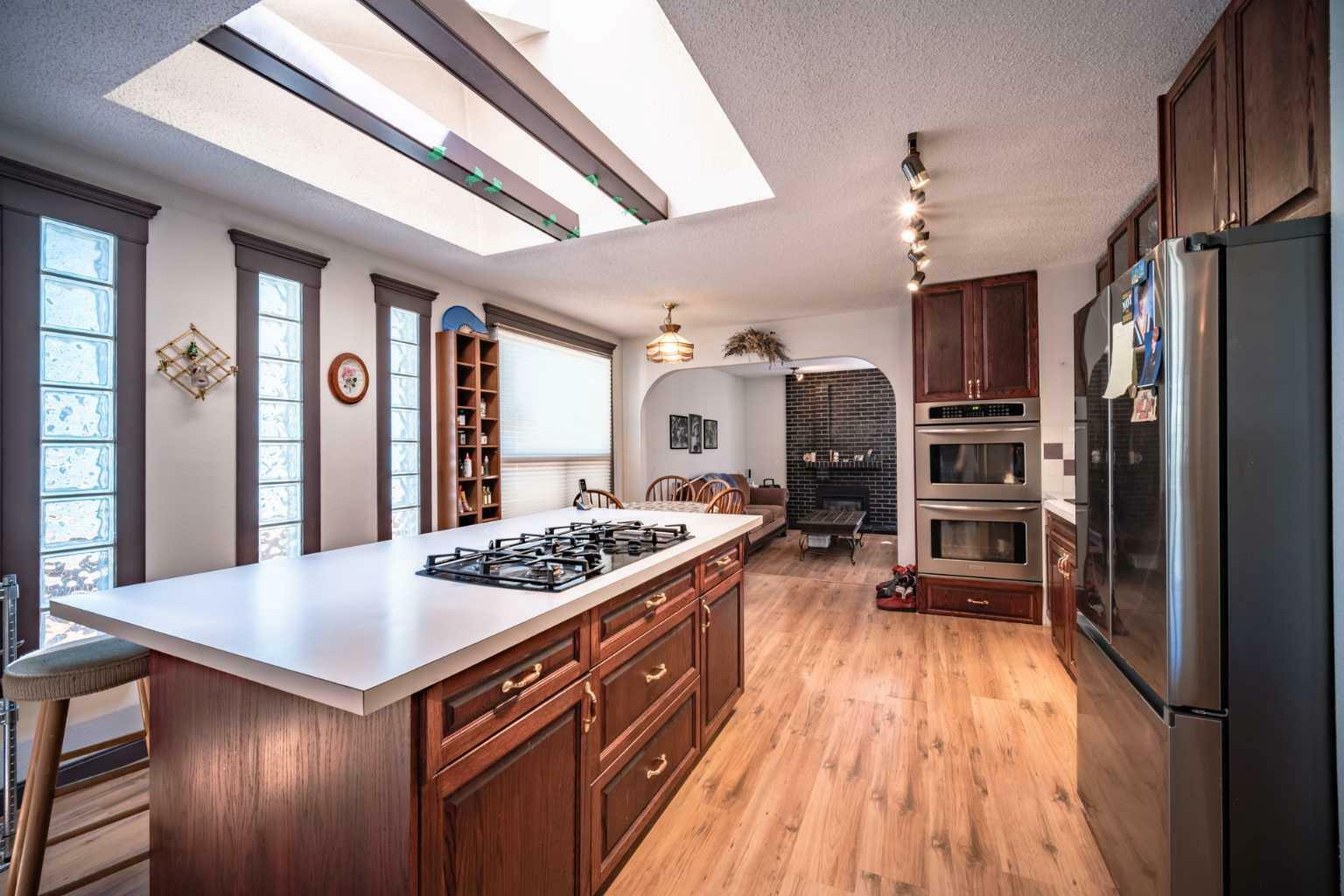 Property Photo:  39 Woodglen Rise SW  AB T2W 4C7 