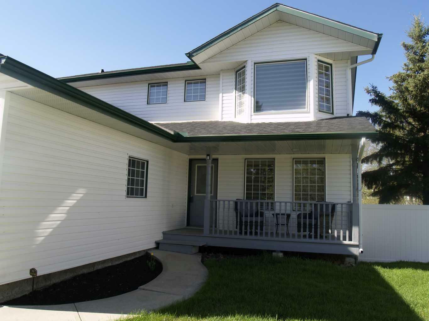 Property Photo: 10 Pickwick Lane AB T4L 1T6