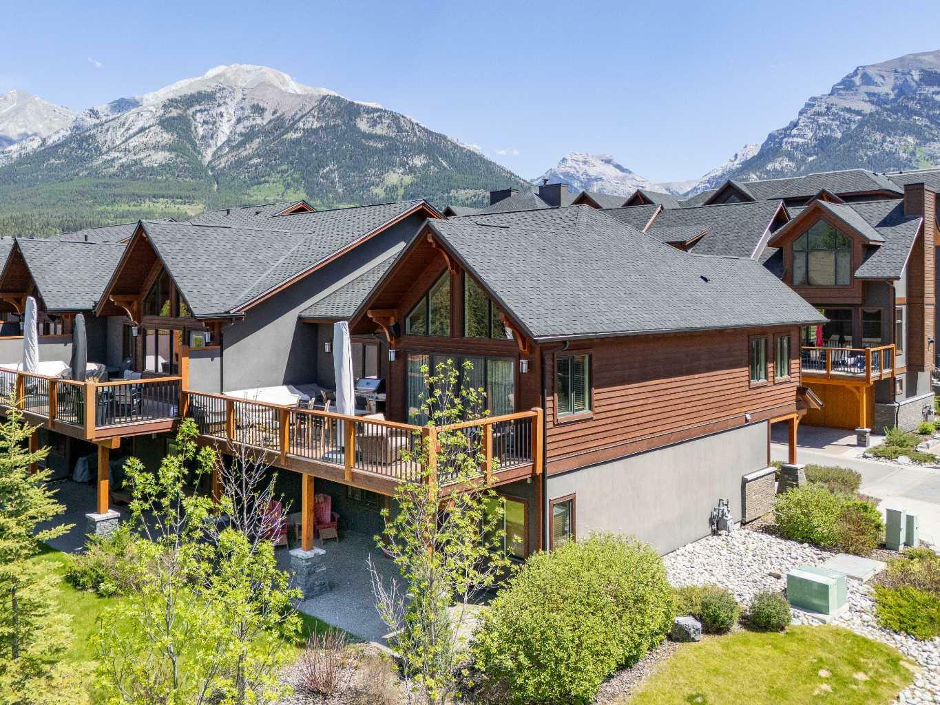 Property Photo: 19 Creekside Mews AB T1W 2G2
