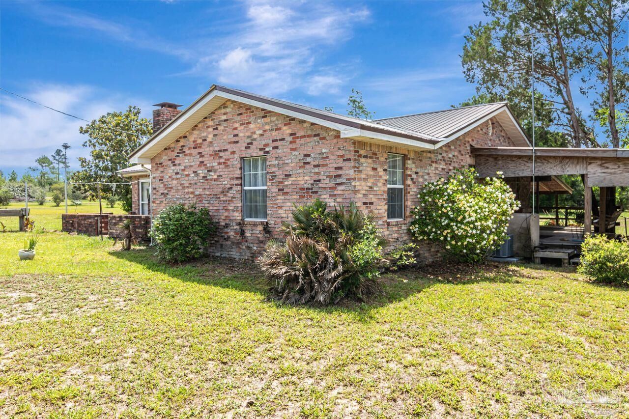 Property Photo:  10449 Bernice Rd  FL 32583 