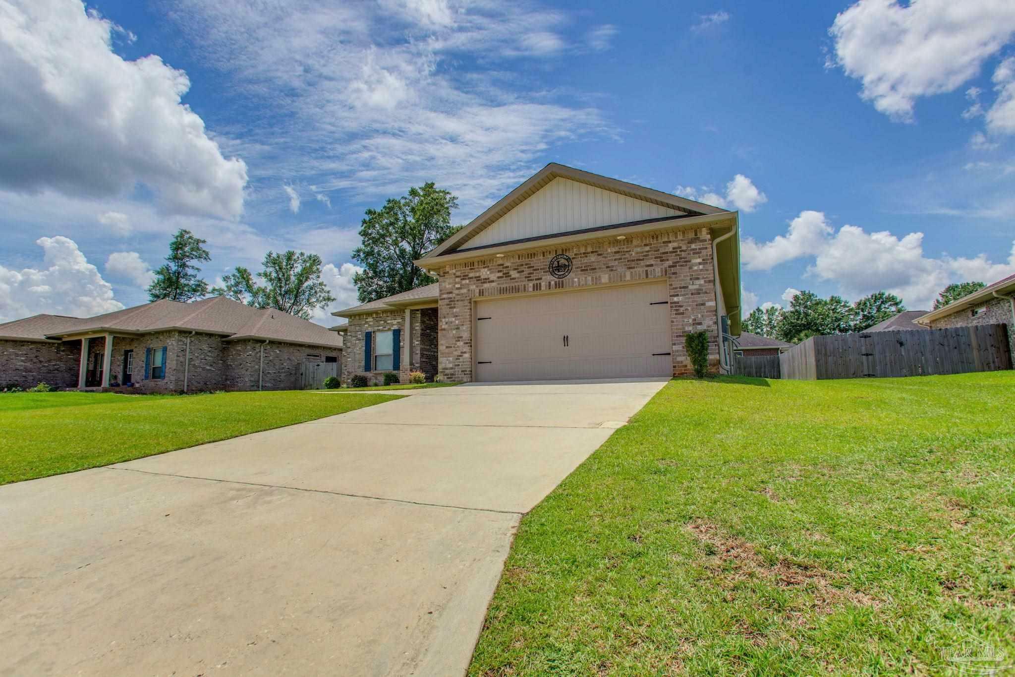 Property Photo: 431 Broadleaf Cir FL 32533