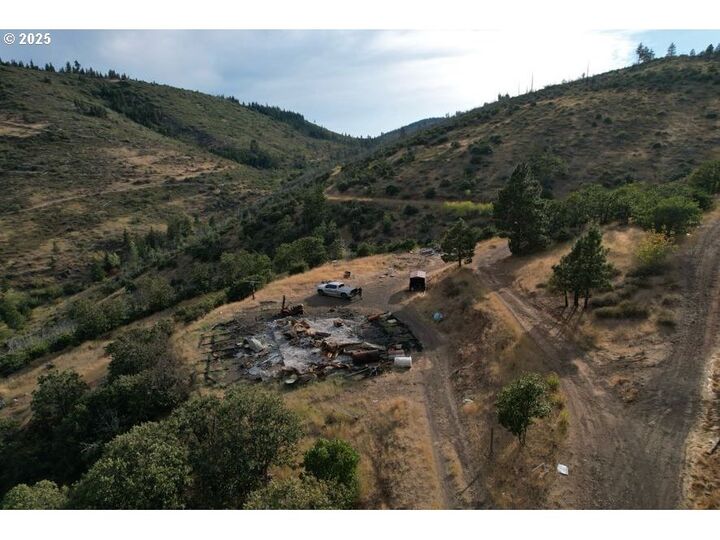 Property Photo: 8800 Upper Mill Creek Rd OR 97058