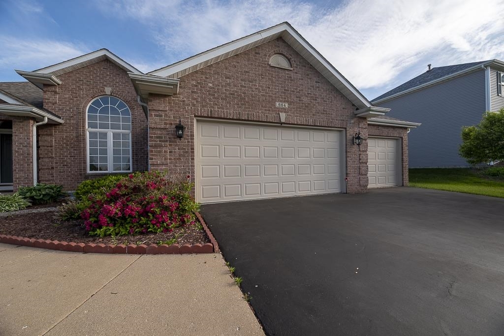 Property Photo: 664 Elberon Way IL 61073