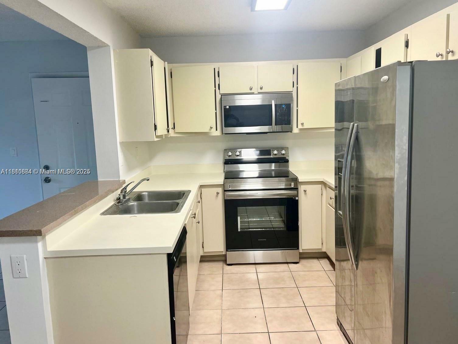 Property Photo: 200 W Palm Cir W 202 FL 33025
