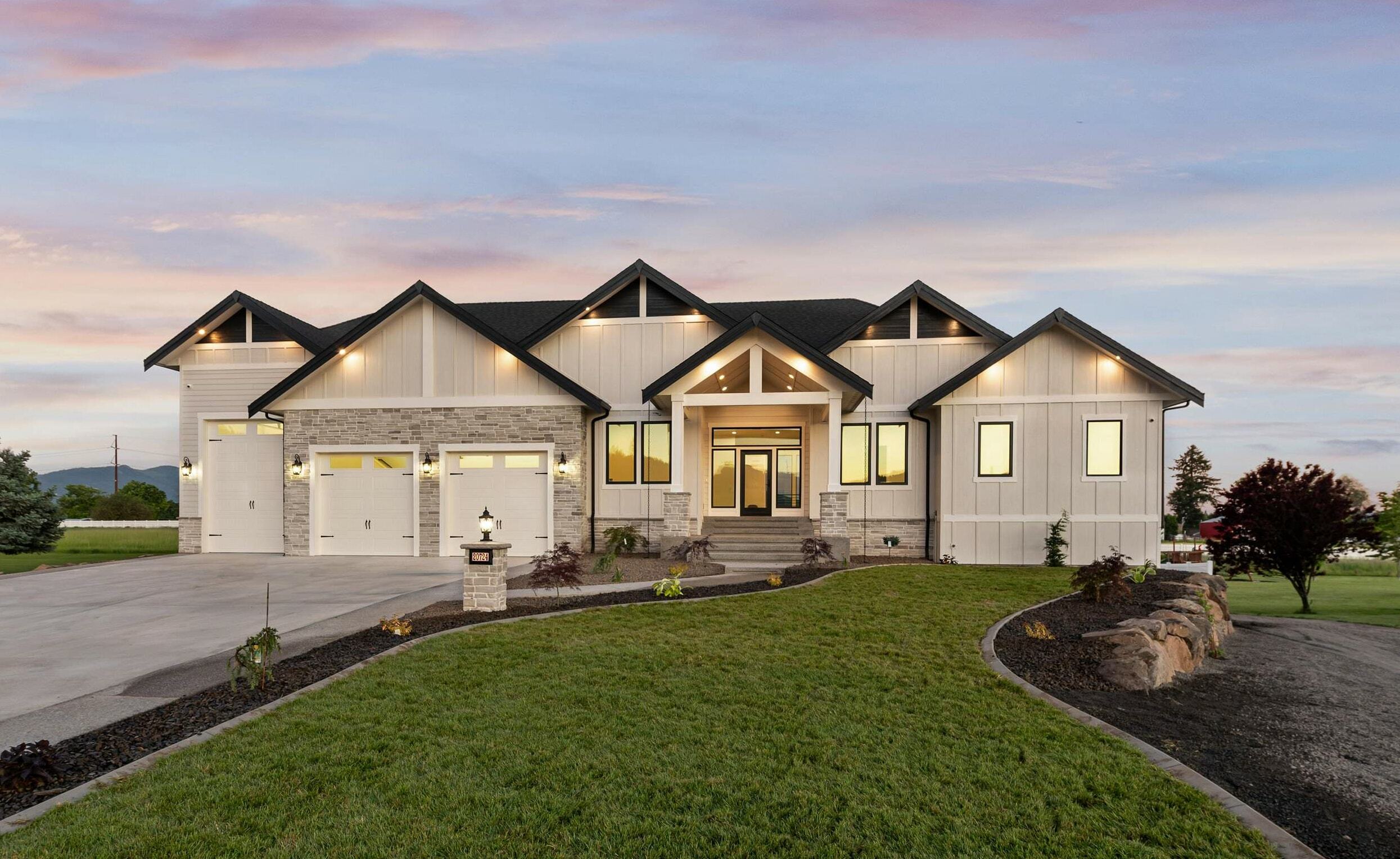 Property Photo: 20724 E Happy Trails Ln WA 99027