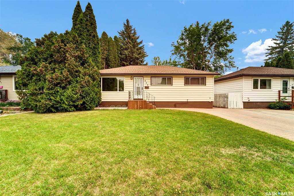 Property Photo:  425 Elm Street E  SK S7J 0H2 
