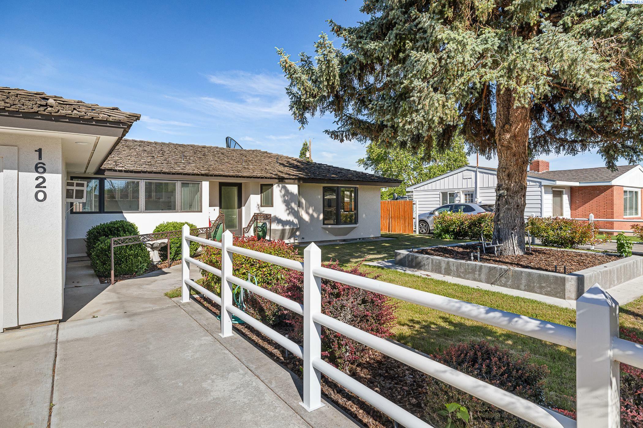 Property Photo: 1620 Goethals Dr WA 99352