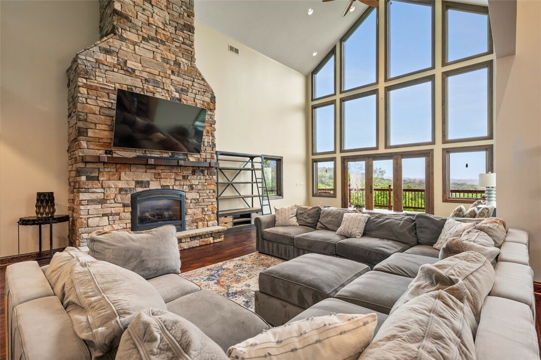 Property Photo:  201 Roosevelt Rd  PA 15202 