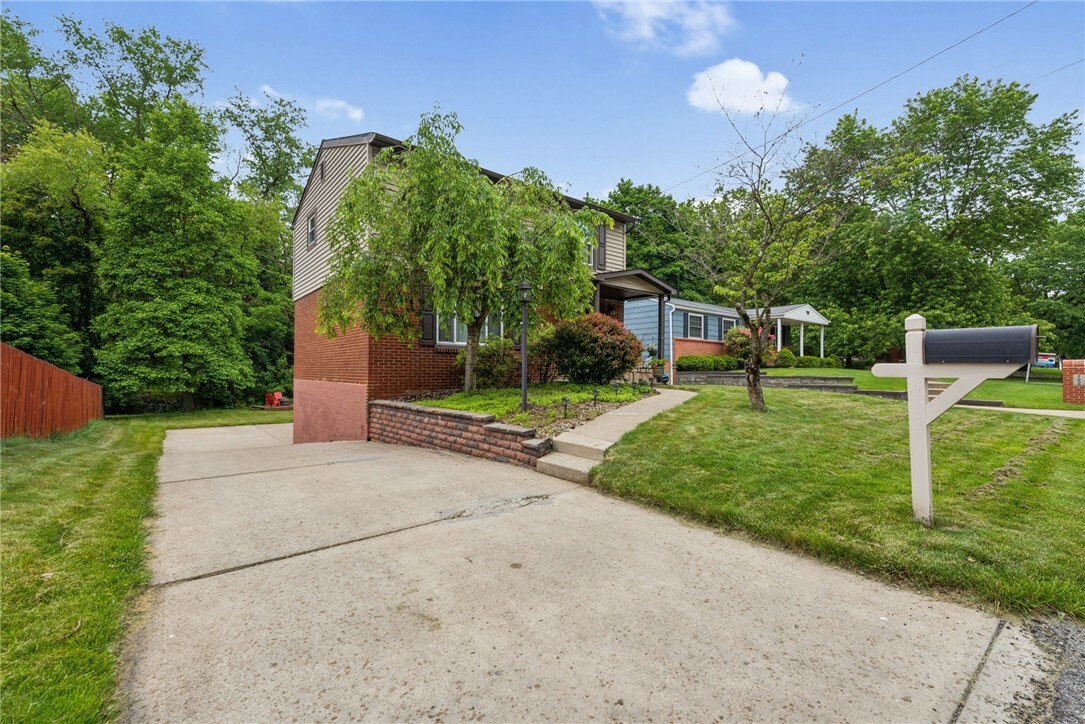 Property Photo: 724 Pine Valley Dr PA 15239