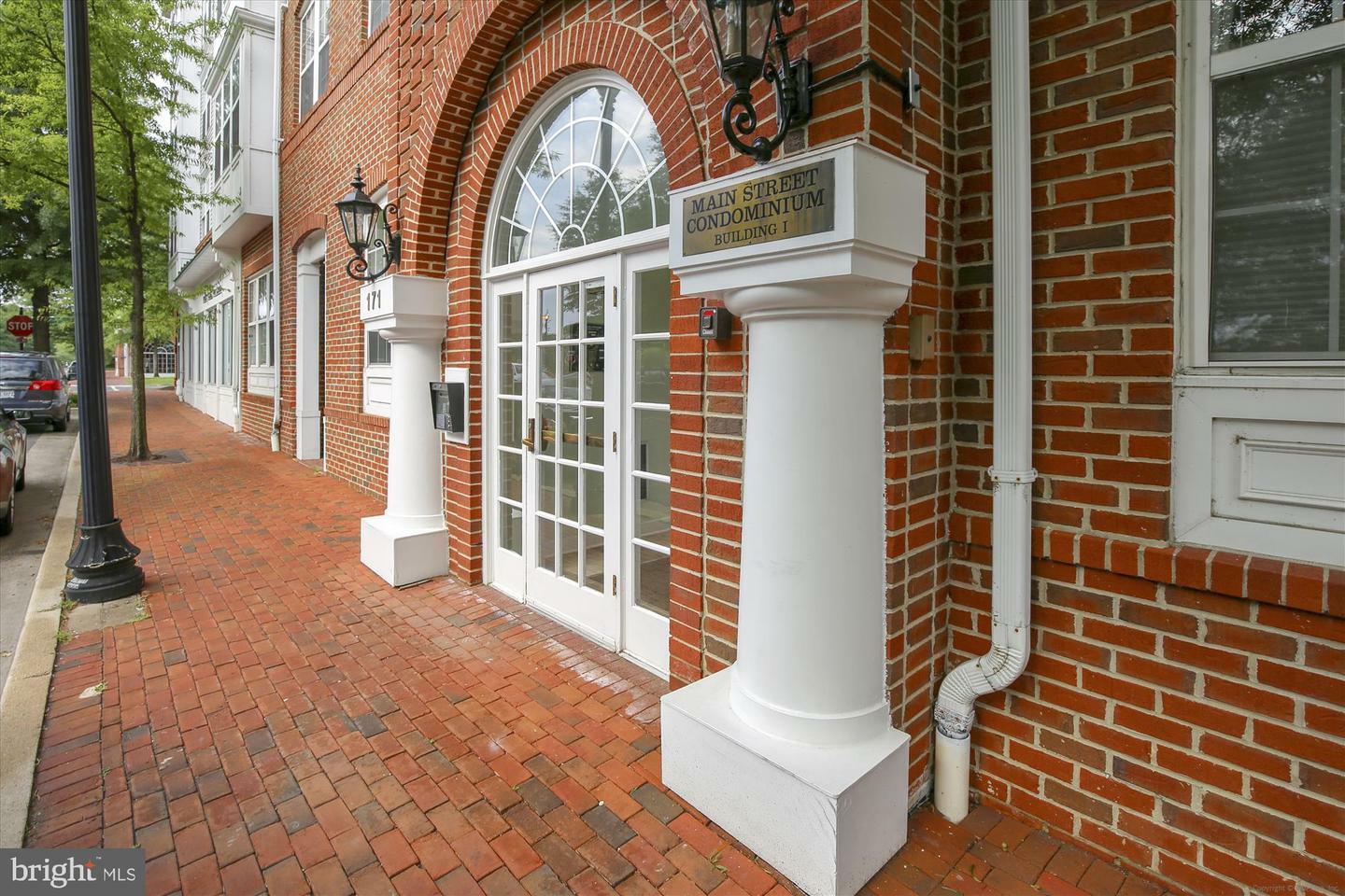 Property Photo: 171 Somervelle Street 402 VA 22304
