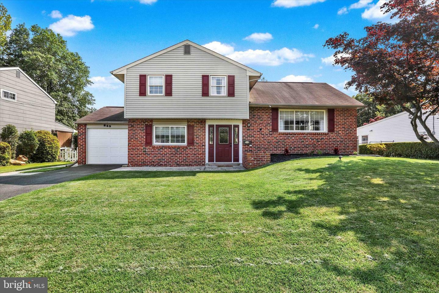 Property Photo: 869 Primrose Drive PA 18974