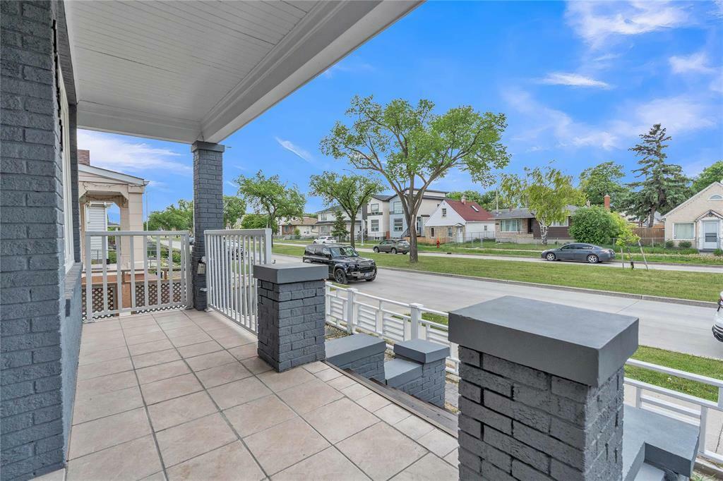 Photo de la propriété: 1097 Burrows Avenue MB R2X 0R9