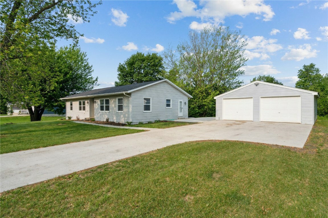 Property Photo: 1626 High View Drive IA 52314